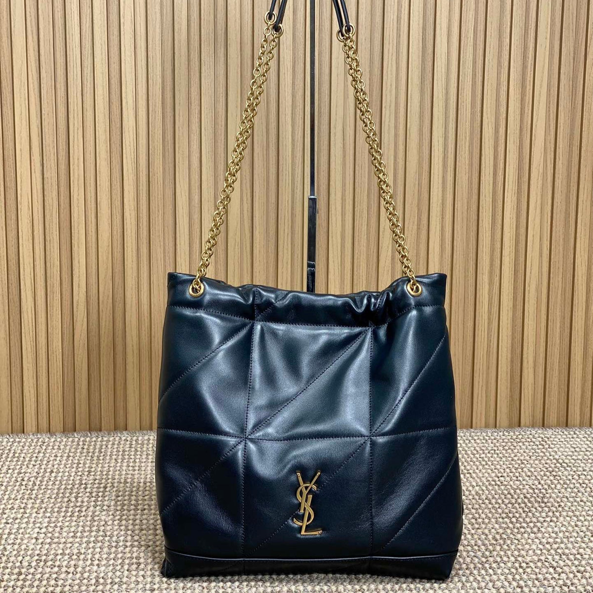 DRAWSTRING CHAIN STRAP SHOULDER BAG 39 IN NAVY BLUE QUILTED CALFSKIN