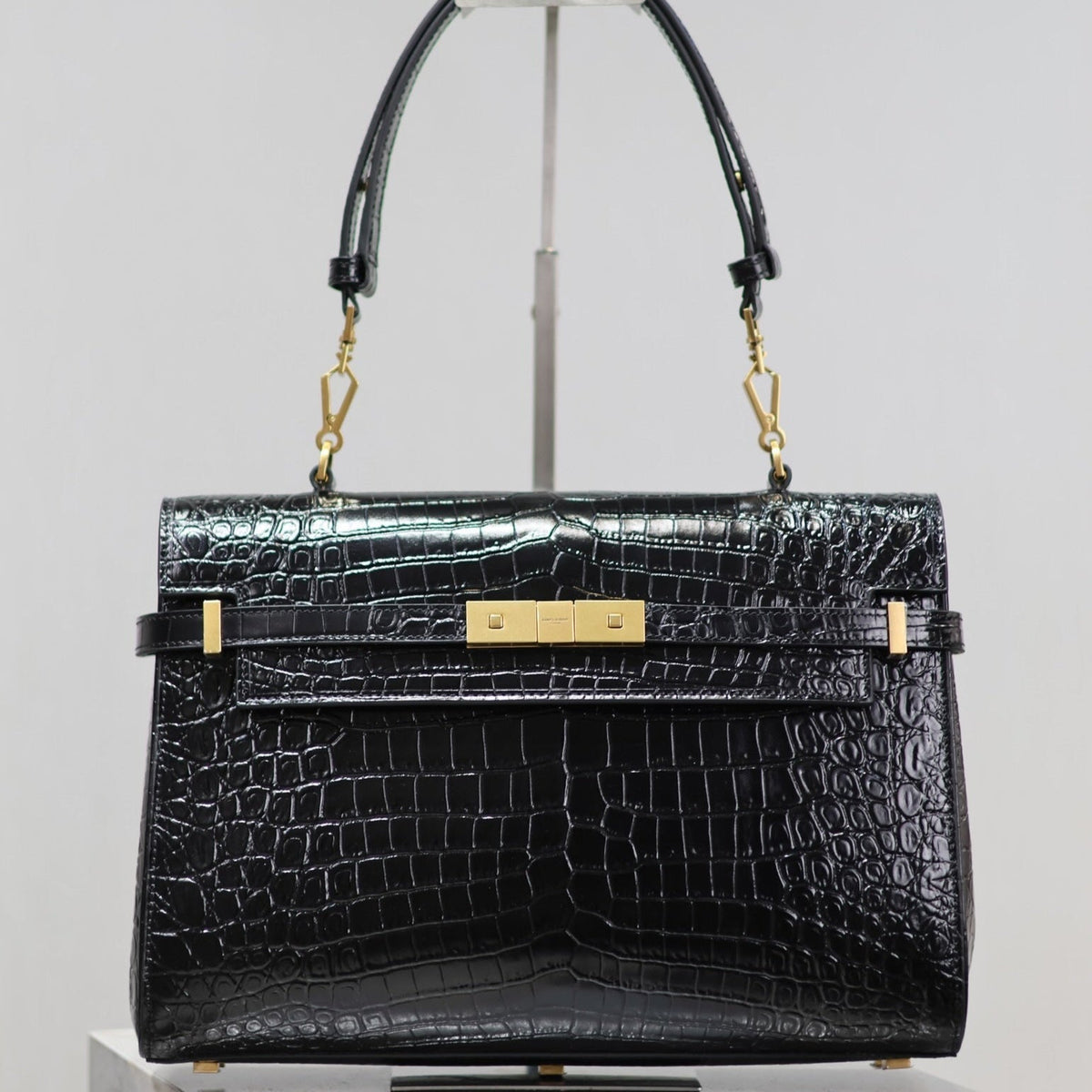MANHATTAN HANDBAG 32 IN BLACK CROCODILE-EMBOSSED CALFSKIN GOLD HARDWARE